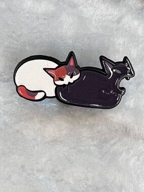 🧷🐈🐈‍⬛ BITING CATS - Enamel Pin/Brooch - Adorable!